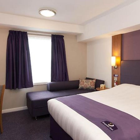 Premier Inn Cobham Cobham  Zewnętrze zdjęcie