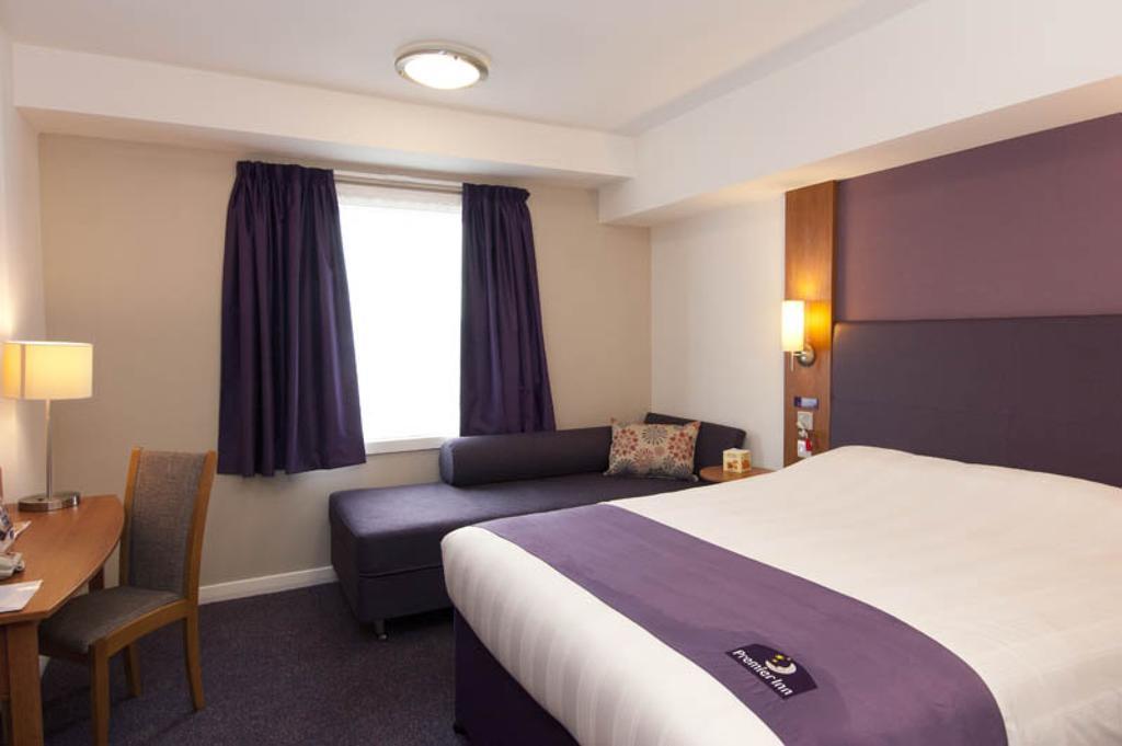 Premier Inn Cobham Cobham  Zewnętrze zdjęcie