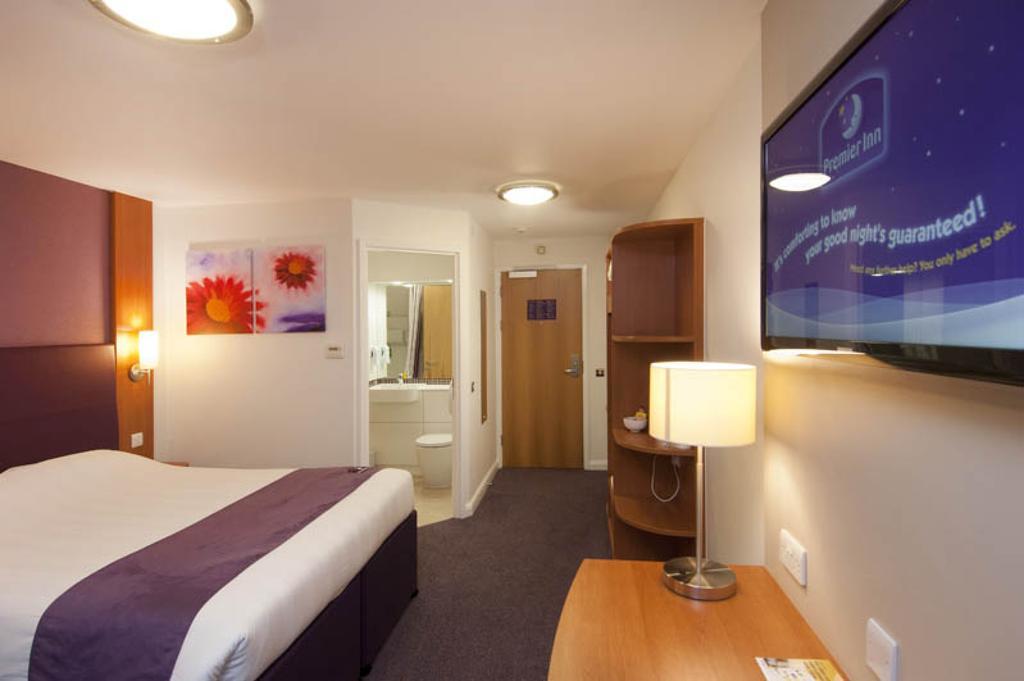 Premier Inn Cobham Cobham  Zewnętrze zdjęcie