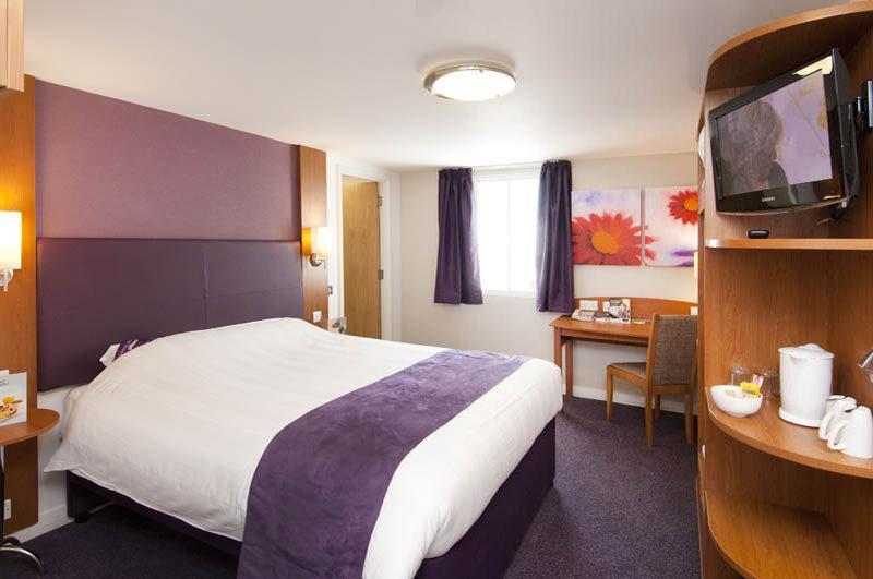 Premier Inn Cobham Cobham  Zewnętrze zdjęcie