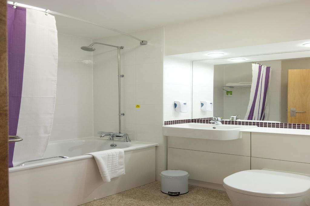Premier Inn Cobham Cobham  Zewnętrze zdjęcie